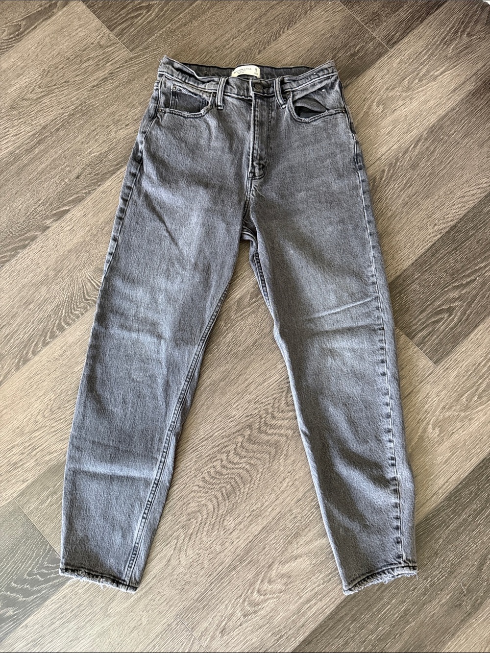 Abercrombie & Fitch 80’s Mom High Rise Jean Size 26/2